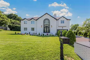 3 Fairview Ln, Glen Cove, NY 11542 - Photo 2