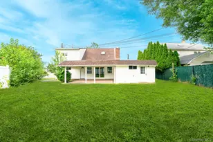 33 Ball Park Ln, Hicksville, NY 11801 - Photo 4