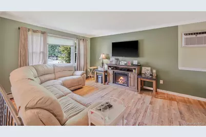 4 Margaret Drive, Nesconset, NY 11767 - Photo 4