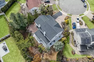 12 Foxhurst Ct, Manhasset Hills, NY 11040 - Photo 2