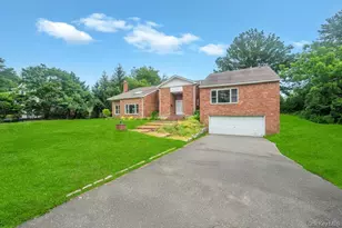 106 Woods Dr, Roslyn, NY 11576 - Photo 2