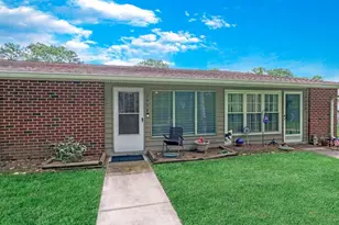 195 E Newcastle Ct, Ridge, NY 11961 - Photo 2