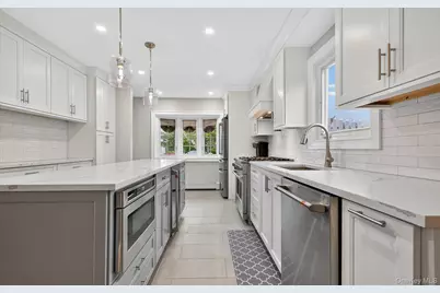 321 Lagoon Drive S, Copiague, NY 11726 - Photo 4