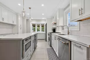 321 Lagoon Dr S, Copiague, NY 11726 - Photo 4