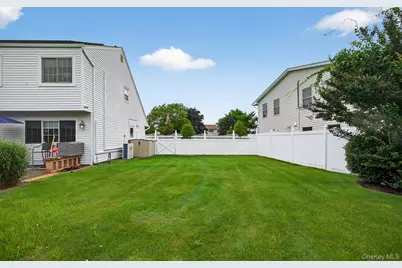 321 Lagoon Drive S, Copiague, NY 11726 - Photo 26