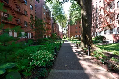 118-66 Metropolitan Avenue #6J, Kew Gardens, NY 11415 - Photo 2