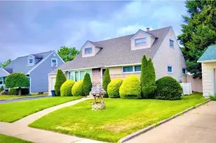 145 Dartmouth Dr, Hicksville, NY 11801 - Photo 2