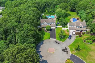 15 Victoria Ct, Oakdale, NY 11769 - Photo 2