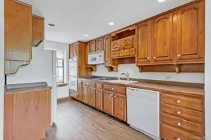 11 Rhoda Ave, Smithtown, NY 11787 - Photo 8