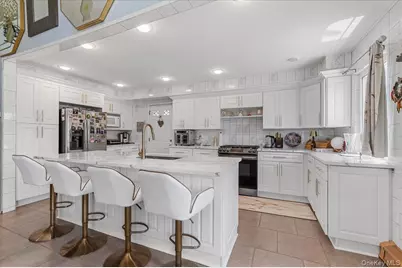 46 Knoll Street, Lindenhurst, NY 11757 - Photo 4