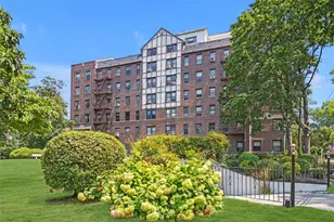 37 Brompton Rd, Great Neck, NY 11021 - Photo 12