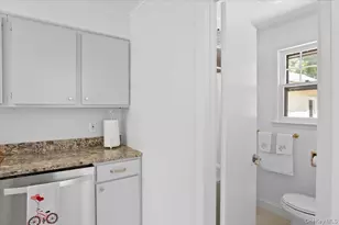 13 Potters Ct, Great Neck, NY 11024 - Photo 14