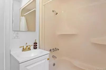 13 Potters Court, Great Neck, NY 11024 - Photo 16