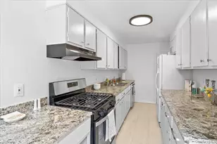 13 Potters Ct, Great Neck, NY 11024 - Photo 12