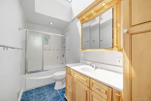 52 North Dr, Manhasset Hills, NY 11040 - Photo 30