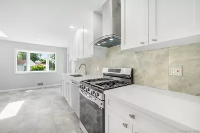 52 North Drive, Manhasset Hills, NY 11040 - Photo 18