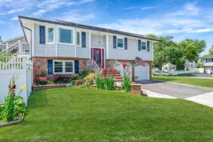 6 Holly Rd, Oakdale, NY 11769 - Photo 2