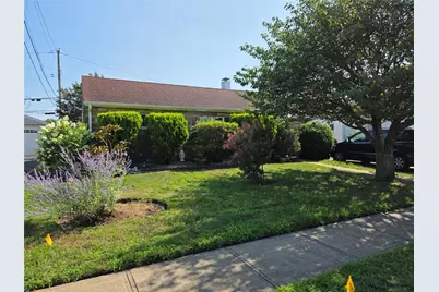 8 Reading Lane, Bethpage, NY 11714 - Photo 2