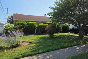 8 Reading Ln, Bethpage, NY 11714 - Photo 2