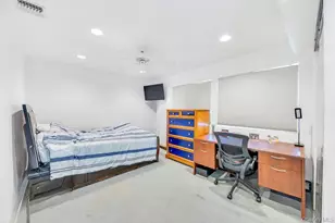 34 Gloria Pl, Plainview, NY 11803 - Photo 16