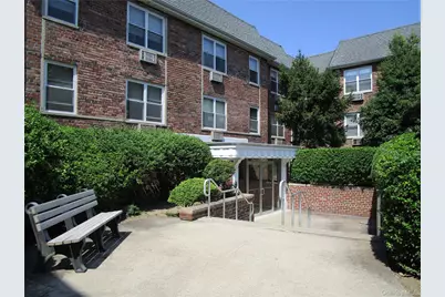 20 Daley Place #225, Lynbrook, NY 11563 - Photo 2