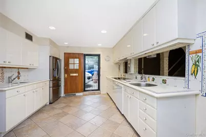 3 Buckingham Place, Great Neck, NY 11021 - Photo 12