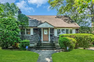 42 Summit St, Plainview, NY 11803 - Photo 2