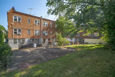 19511 Woodhull Avenue, Hollis, NY 11423 - Photo 12