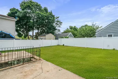 325 Pennsylvania Avenue, Roosevelt, NY 11575 - Photo 24