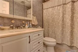 10 Woodbury Ct, Hicksville, NY 11801 - Photo 10