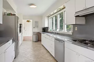 33 Beach Rd, Laurel, NY 11948 - Photo 12