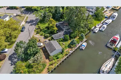 7 Swartout Place, Amityville, NY 11701 - Photo 20