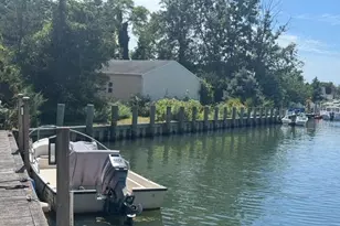 7 Swartout Pl, Amityville, NY 11701 - Photo 16