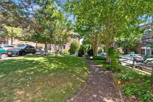 4 Town House Pl, Great Neck, NY 11021 - Photo 20