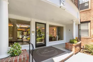 4 Town House Pl, Great Neck, NY 11021 - Photo 2