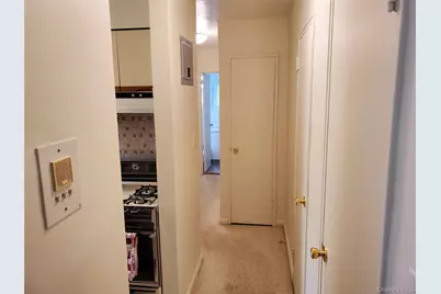 4727 Little Neck Pkwy Parkway #4G, Little Neck, NY 11362 - Photo 4