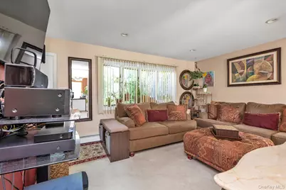 261 E Hoffman Avenue, Lindenhurst, NY 11757 - Photo 4