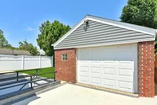 180 Evelyn Rd, Mineola, NY 11501 - Photo 10