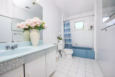 84 Middle Neck Road, Flower Hill, NY 11576 - Photo 22