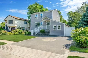 301 Center Bay Dr, West Islip, NY 11795 - Photo 2