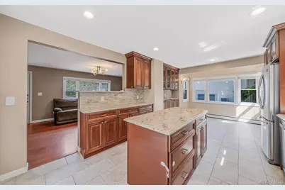 301 Center Bay Drive, West Islip, NY 11795 - Photo 8