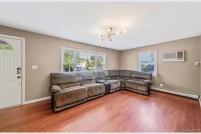 301 Center Bay Drive, West Islip, NY 11795 - Photo 4