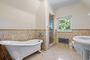 32 Wildwood Dr, Great Neck, NY 11024 - Photo 34