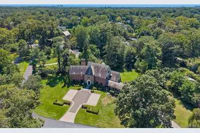 32 Wildwood Drive, Great Neck, NY 11024 - Photo 2