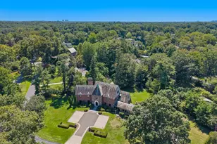 32 Wildwood Dr, Great Neck, NY 11024 - Photo 2