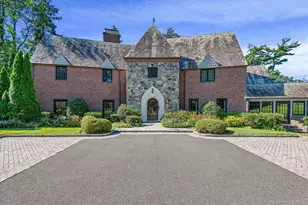 32 Wildwood Dr, Great Neck, NY 11024 - Photo 4