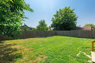 80 Kensington Ct, Copiague, NY 11726 - Photo 18