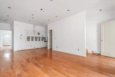 1142 Welling Court, Astoria, NY 11102 - Photo 4