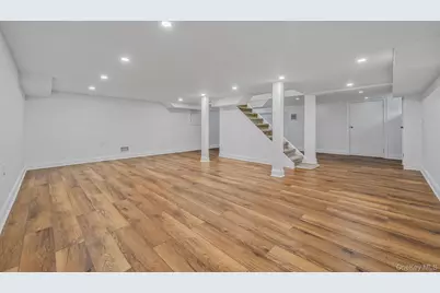 255 Moore Avenue, Freeport, NY 11520 - Photo 34