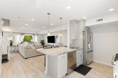 40 Raily Ct, New York, NY 10312 - Photo 2